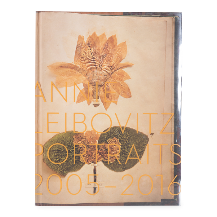 In this new collection from Annie Leibovitz, one of the most influential photographers of our time, iconic portraits sit side by side never-before-published photographs.