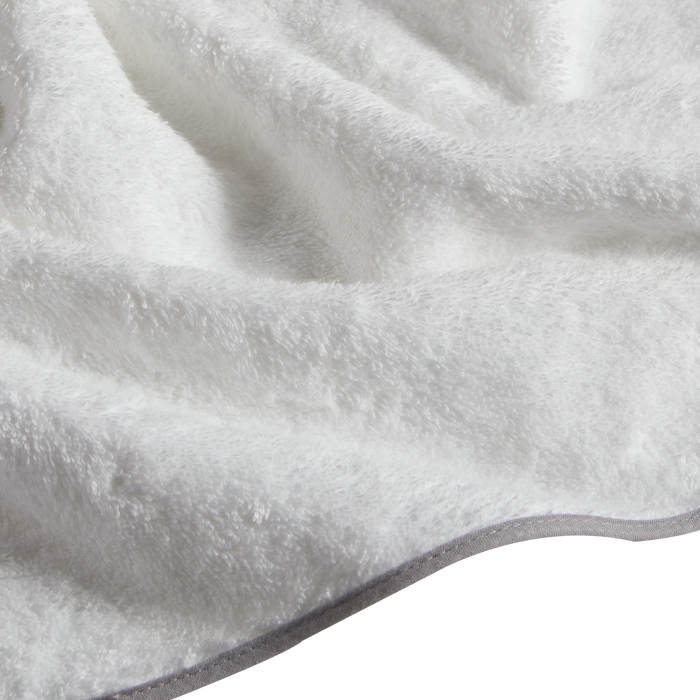 Made from luxurious long-staple cotton, Hudson features tailored cotton piping in white, black, grey or charcoal.