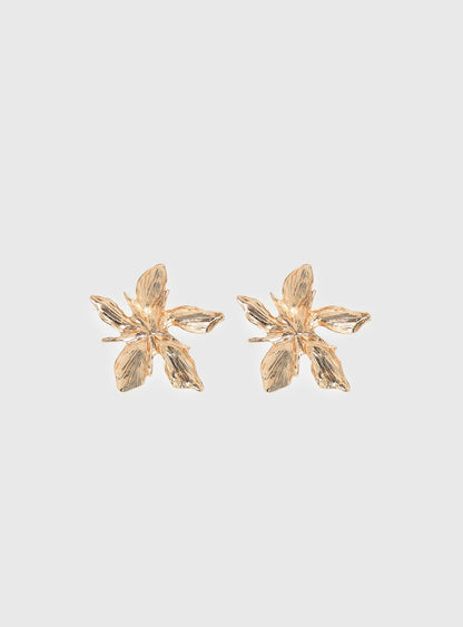 Impeccable Earrings Gold