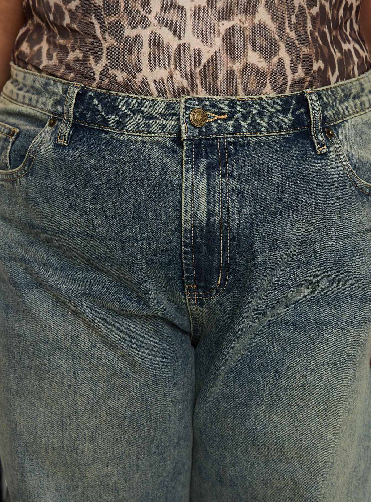 Ribbon Stamp Low Rise Wide Leg Jeans Antique Wash Curve