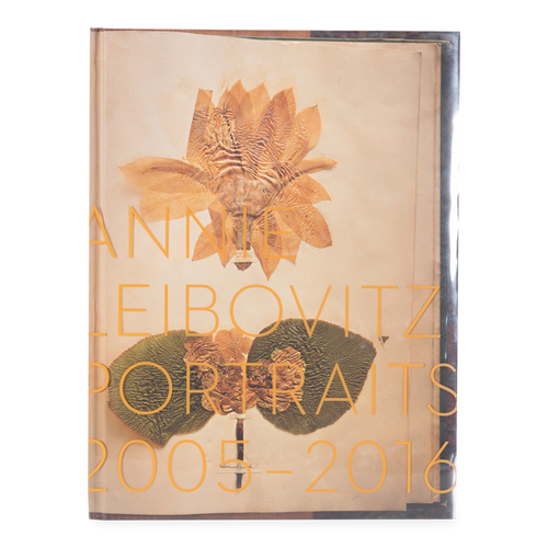 In this new collection from Annie Leibovitz, one of the most influential photographers of our time, iconic portraits sit side by side never-before-published photographs.