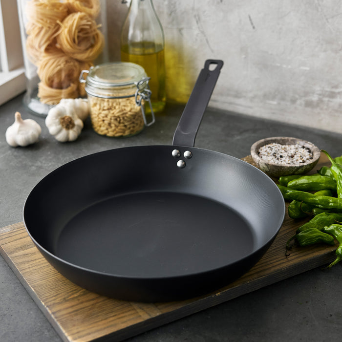 Pre-seasoned carbon steel frypan