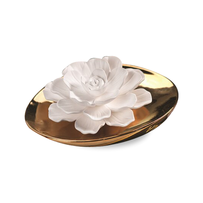 This elegant Dream diffuser allows a soft and subtle frangrance to waft through your room through its floral porcelain topper.
