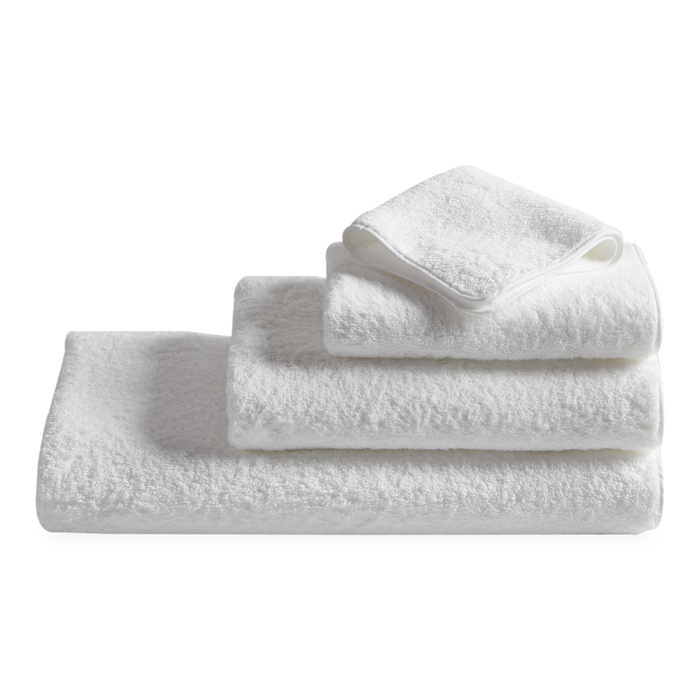 Made from luxurious long-staple cotton, Hudson features tailored cotton piping in white, black, grey or charcoal.