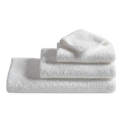 Made from luxurious long-staple cotton, Hudson features tailored cotton piping in white, black, grey or charcoal.