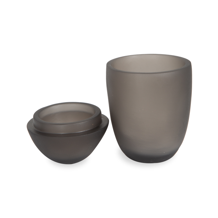 The refined, yet simple design of the Resin Collection is a stylish way to neatly organize small bath necessities.