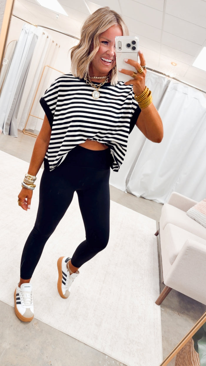 The Coastal Motion Top-Black/White